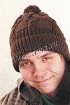 Коричневая шапка с помпоном