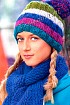 Разноцветная шапка с помпоном и шарф