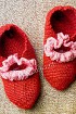 Красные тапочки крючком с оборками