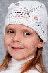 Шапочка с белыми цветами