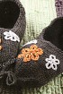 Серые тапочки спицами с цветочками