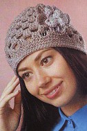 Меланжевая шапочка крючком с цветком