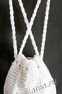 Белая сумка спицами из объемной пряжи
