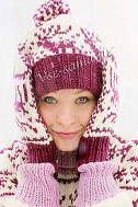 Шапка и варежки спицами женские с оленями