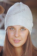 Белая шапочка спицами с цветком