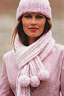 Розовая шапка и шарф с помпонами