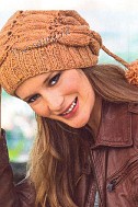 Шапочка спицами с узором из листьев