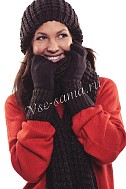 Черная шапочка объемной вязки
