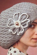 Берет спицами с цветком