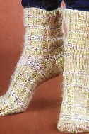 Меланжевые носки спицами с косами