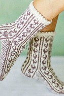 Бело-коричневые носки спицами