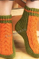 Двухцветные носки спицами с косами