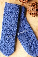 Синие носки спицами с ажурным узором