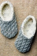 Серые тапочки спицами с узором из кос