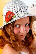 Белая шляпка с красным цветком