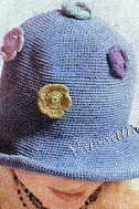 Голубая шляпа крючком с цветочками