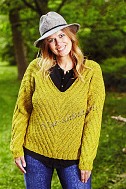 Желтый пуловер с рельефным узором