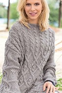 Пуловер с горловиной лодочкой и с узорами из кос