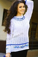 Пуловер белого цвета с вышивкой