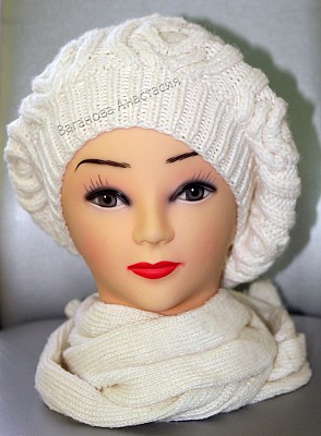 Белый берет спицами