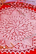 Розовая салфетка спицами