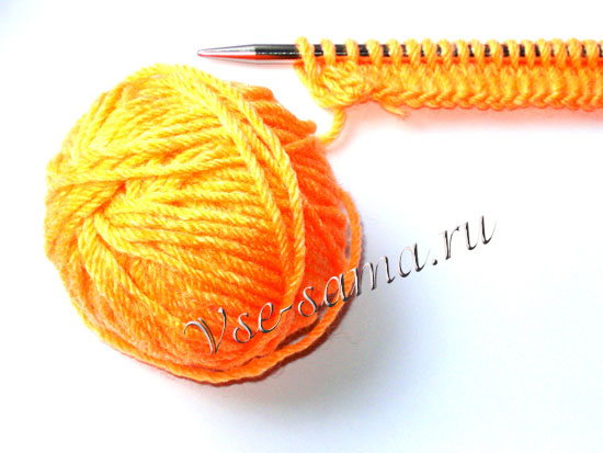 клубок и набор петель на спицах