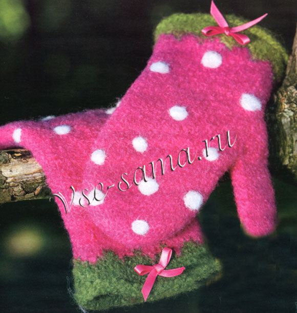 Берет, зеленые варежки и розовые варежки в горошек