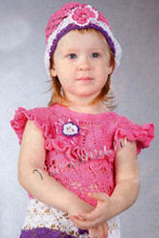 Платье с круглой кокеткой и панама