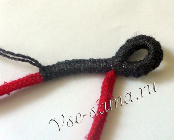 Браслет из шнурка и вязальных ниток-10