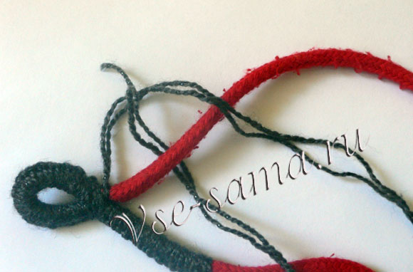 Браслет из шнурка и вязальных ниток-11