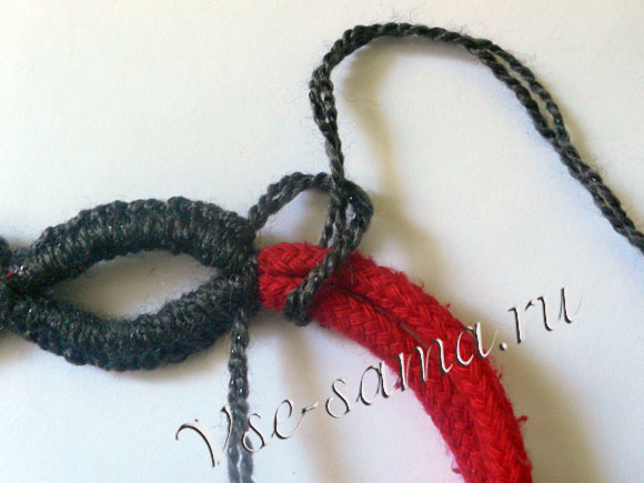 Браслет из шнурка и вязальных ниток-12