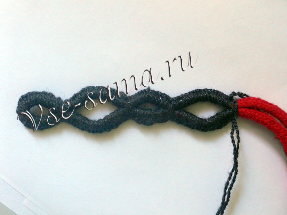 Браслет из шнурка и вязальных ниток-13