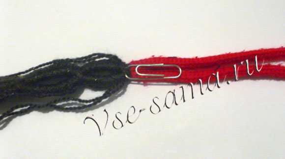 Браслет из шнурка и вязальных ниток-14