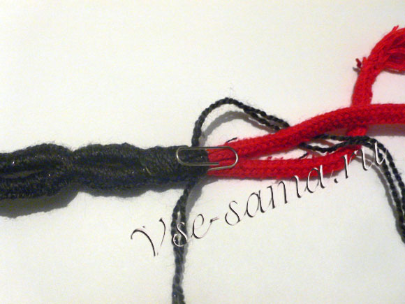 Браслет из шнурка и вязальных ниток-15