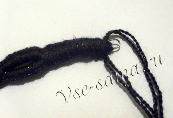Браслет из шнурка и вязальных ниток-16