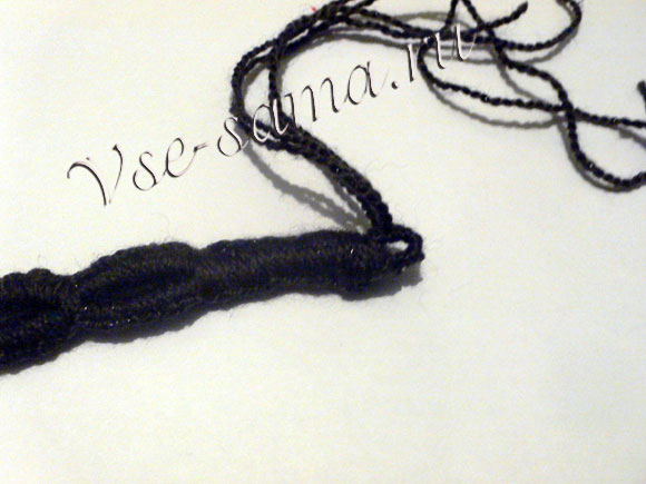 Браслет из шнурка и вязальных ниток-17