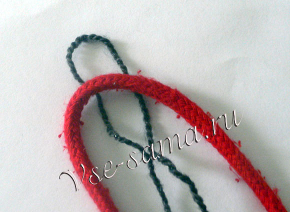 Браслет из шнурка и вязальных ниток-2