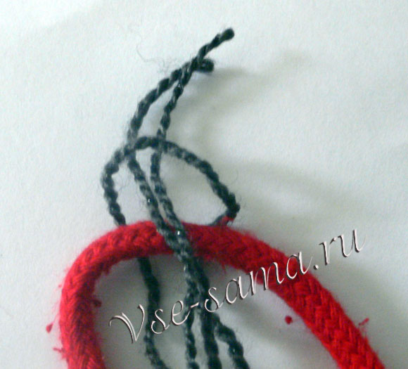 Браслет из шнурка и вязальных ниток-3