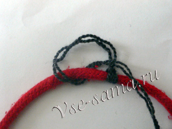 Браслет из шнурка и вязальных ниток-5