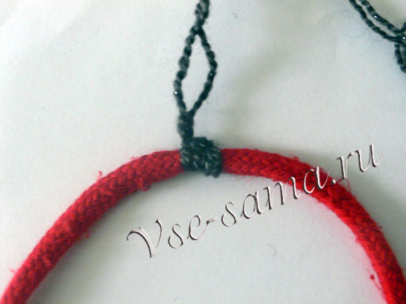 Браслет из шнурка и вязальных ниток-6