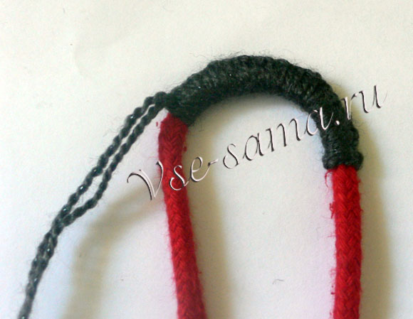 Браслет из шнурка и вязальных ниток-7