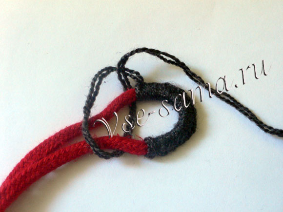 Браслет из шнурка и вязальных ниток-8