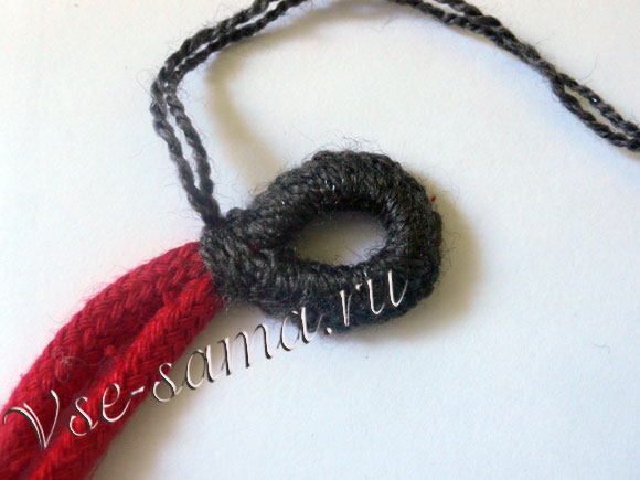 Браслет из шнурка и вязальных ниток-9