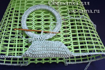 присоединяем ручку к основанию присоединяем ручку к основанию