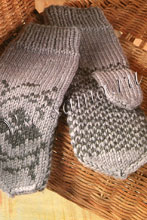 Серые варежки с орнаментом