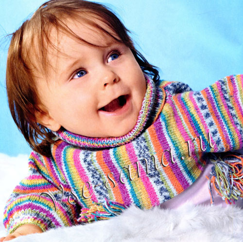 Короткий пуловер, шапочка и носочки из разноцветной пряжи, 2