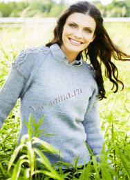 Пуловер спицами с рельефным узором на рукавах