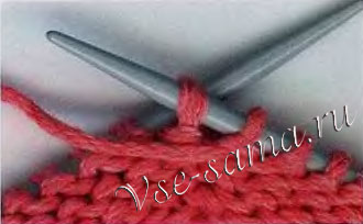 с изнаночной стороны, острием на себя введите правую спицу внутрь петли с изнаночной стороны, острием на себя введите правую спицу внутрь петли