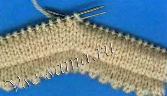 С набранными петлями и провяжите по две вместе: одна петля с основной спицы, вторая со вспомогательной С набранными петлями и провяжите по две вместе: одна петля с основной спицы, вторая со вспомогательной