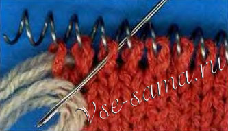 Пропустите одну петлю справа, войдите в следующую С лицевой стороны, выйдите на изнаночную Пропустите одну петлю справа, войдите в следующую С лицевой стороны, выйдите на изнаночную